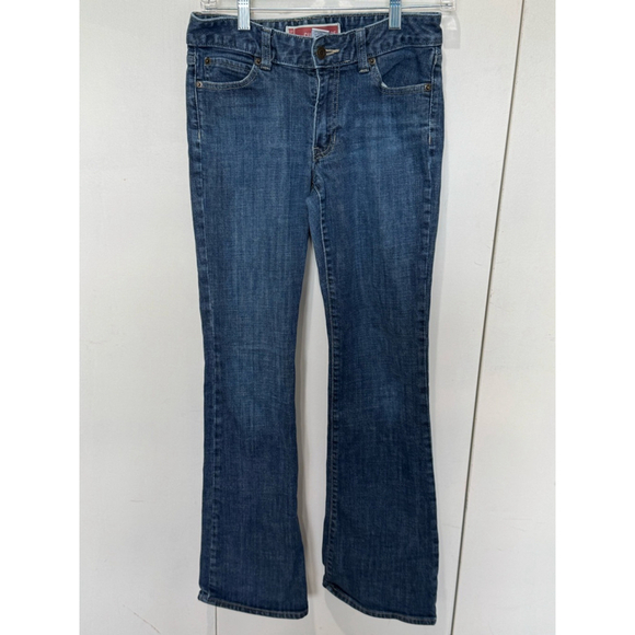 2/$25 Women's Gap Curvy Flare Jeans Size 4R medium wash Blue Denim zip fly - Picture 1 of 12